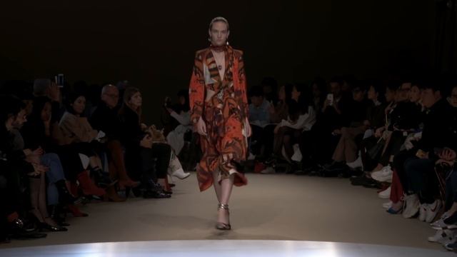 Показ женской коллекции Alexander McQueen осень-зима 2018 смотреть онлайн