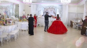 Родители заводят в зал красавицу невесту АЛЁНУ