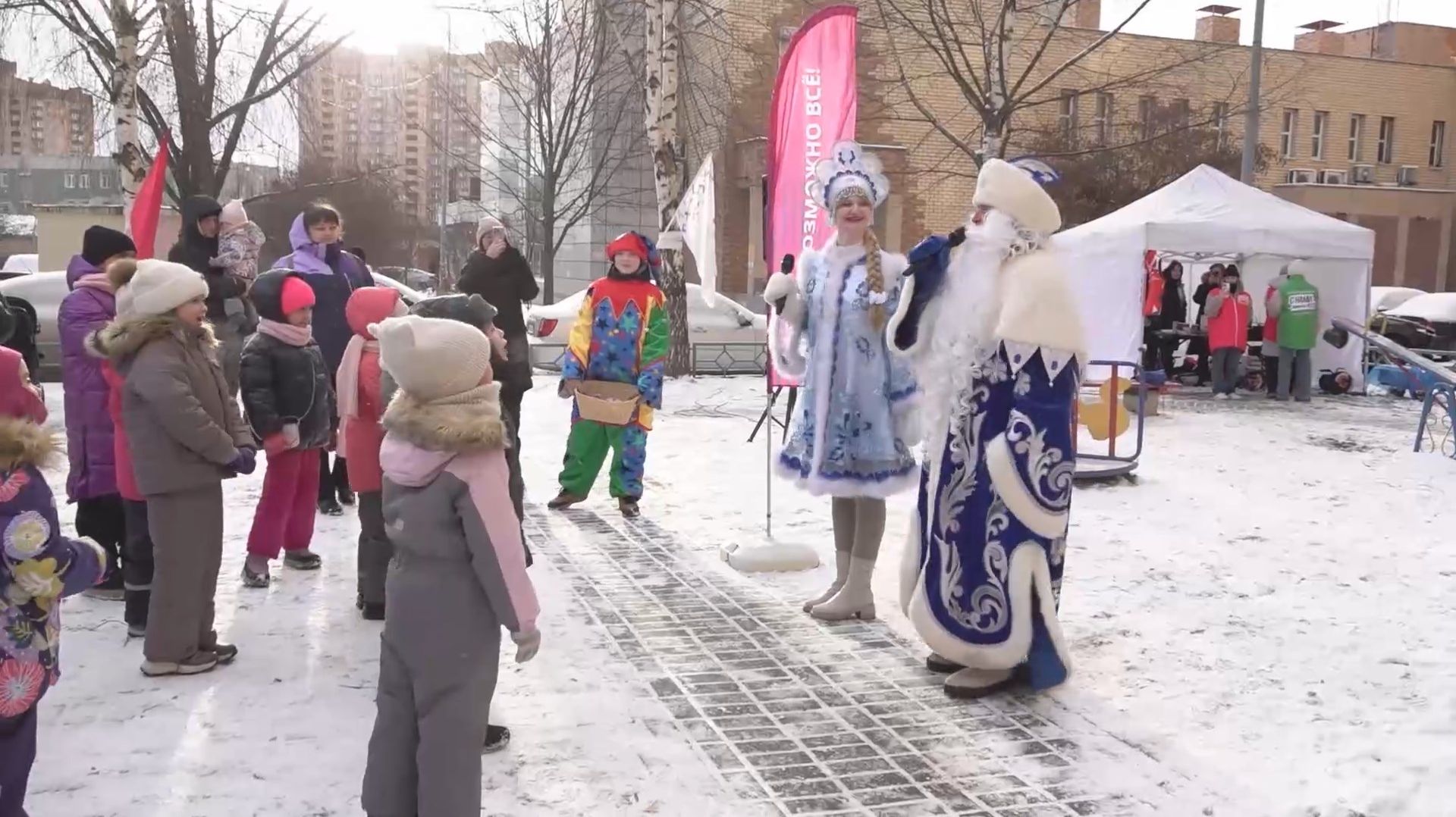 (12+) Праздник добрососедства даже в мороз! В каком дворе громко пели и танцевали? смотреть онлайн