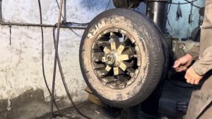Процесс восстановления протектора старой покрышки. Пакистан