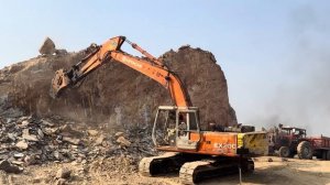 Разрушение гопы экскаватором.