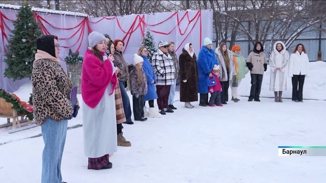 Красота не требует жертв: в барнаульском зоопарке прошёл показ шуб из экомеха смотреть онлайн