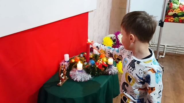 Богдан зажигает третью свечу adventa.