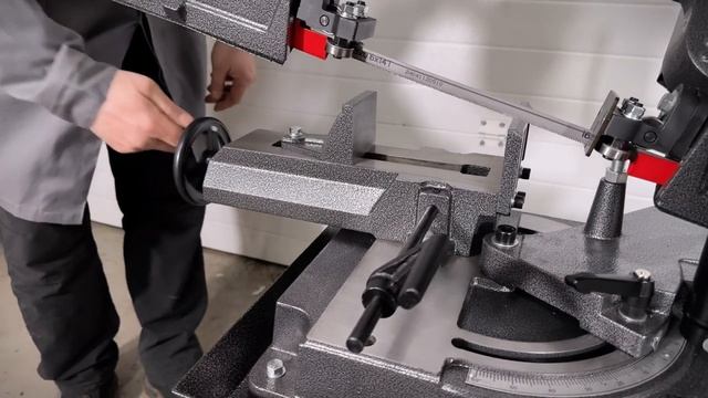 Ленточная пила по металлу AURA LM-128SHDV/220 смотреть онлайн