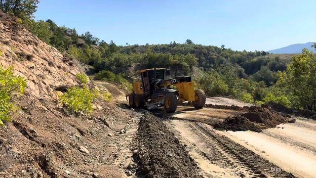 Как грейдер John Deere 670 расчищает затопленные горные дороги #johndeere #грейдер смотреть онлайн