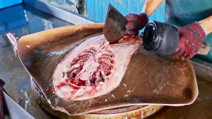 Рыбный рынок в морском порту, разделывание рыбы-скат, жареная рыба в банановом листе / Атака скат !