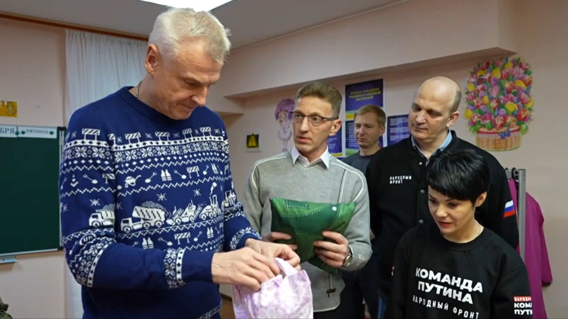 Губернатор Магаданской области Сергей Носов посетил магаданских волонтеров из Центра образования №1 смотреть онлайн