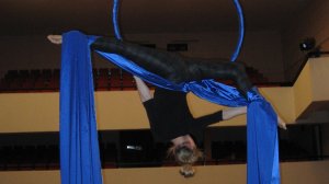 Обучение воздушной гимнастике на кольце: элементы на гибкость и пластику - Л. Соколова и её ученица.