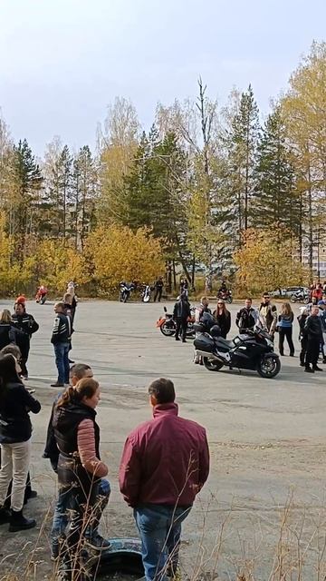 Закрытие мотосезона 2024 Заречный Толпа мото в пригороде Обстановка на месте проведение заездов. смотреть онлайн