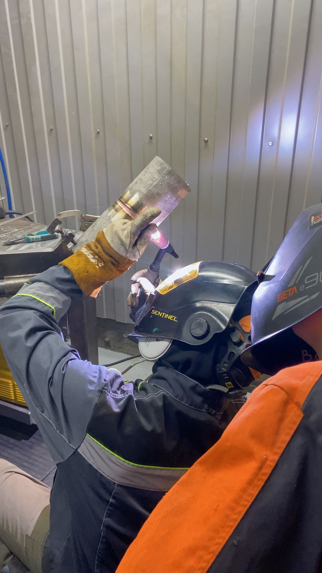 Процесс обучения в школе сварки РВТ смотреть онлайн