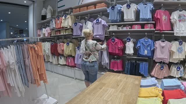 Таиский бренд AIIZ в ТЦ Central Phuket Festival Пхукет Таиланд смотреть онлайн