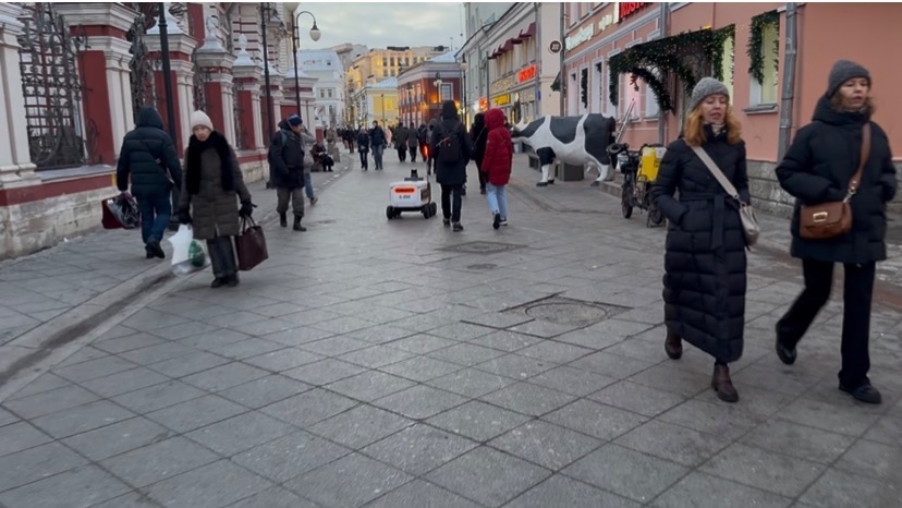 Москва. Робот- доставщик заблудился в Клементовском переулке смотреть онлайн