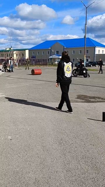 Заезд Харлея на конкурсе Бочка Движуха у ДК в посёлке Буланаш на закрытии мотосезона 2024 смотреть онлайн