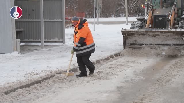 Сотрудники Дорожно-коммунальной службы продолжают вести нелегкую работу по расчистке дорог смотреть онлайн