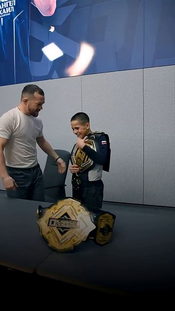 ❤️ До слез! Пётр Ян надел пояс UFC на пацана, который задал вопрос во время пресс-конференции смотреть онлайн