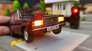 Машинки проезжают преграду на дороге. Про машинки