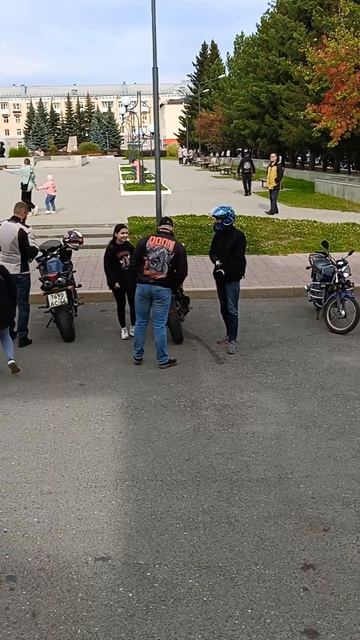 Закрытие мотосезона 2024 Верхняя Салда Разные мотоциклы в кадре Байкеры после заезда колонны . смотреть онлайн