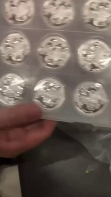 🪙В Шереметьево у иностранца нашли 140 незадекларированных серебряных коллекционных монет🪙 смотреть онлайн