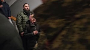 Владыку Арсения выводят из зала суда под пение «Ис полла, эти деспота»