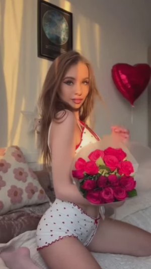 Альвик ✅ Икона стиля в нейлоновых чулках и на высоких каблуках