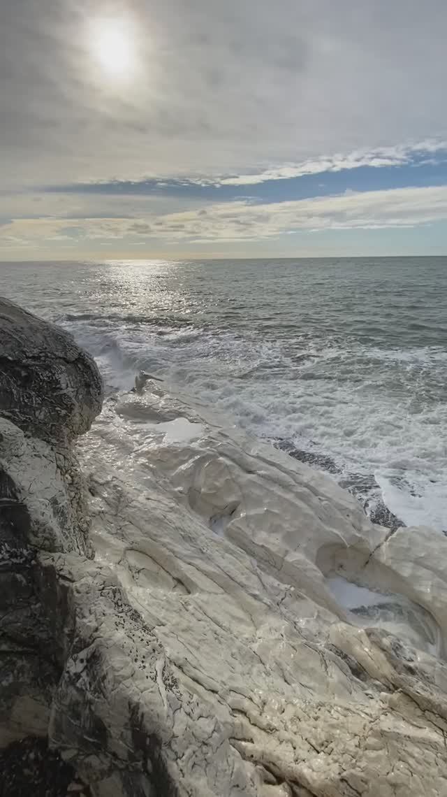 На Белых Скалах в Абхазии сегодня особенно красиво (15 декабря, ЗИМА 2025-2026) смотреть онлайн