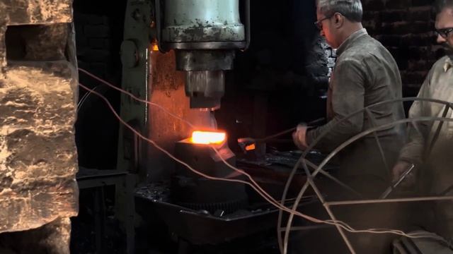 Процесс ковки кирки из старой якорной цепи смотреть онлайн