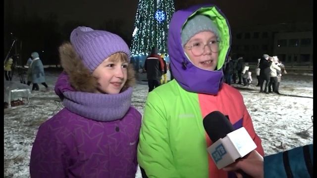 В Заречном иллюминация зажглась на городских елках смотреть онлайн