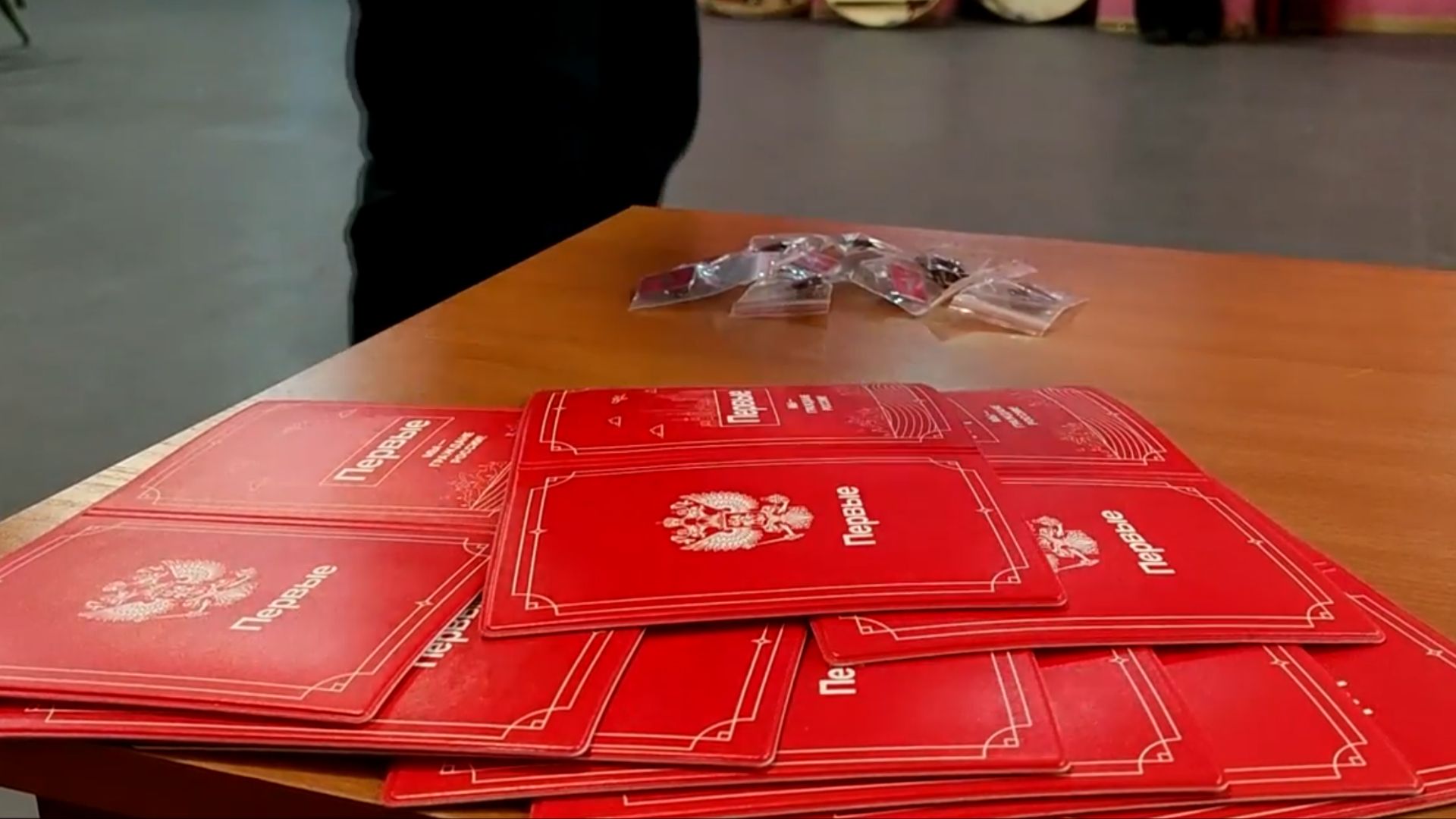 13 школьникам в Омсукчане вручили первые паспорта смотреть онлайн