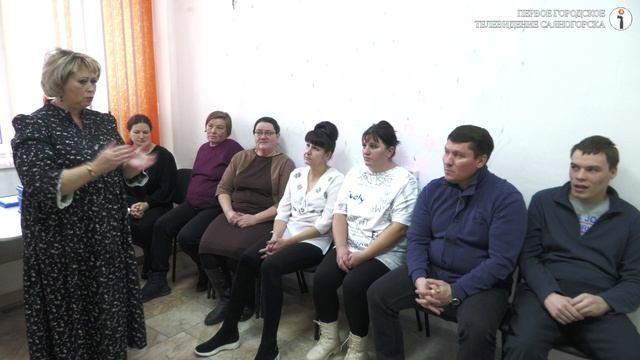 Волонтеры саяногорского «Добро.Центра» помогают маломобильным жителям через масштабные социальные пр смотреть онлайн