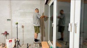 Такого мы не ожидали. Стена сломалась. Штукатурим оконные откосы. Строим дом в деревне.