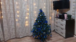 Повесила шторы в комнату, нарядили ёлку