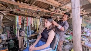 Мгновенное снятие стресса . Точечный массаж головы уличного парикмахера для красивой девушки