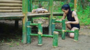 Девушка за 20 дней построила классную хижину из бамбука.