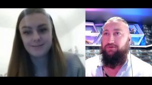 Пани Эдита ногом в перд@ло (листая старенький айпад)