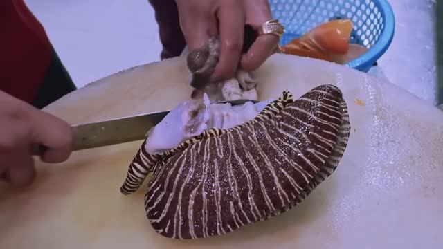Морская улитка-монстр и красная корнетовая рыба — свежие вьетнамские морепродукты смотреть онлайн
