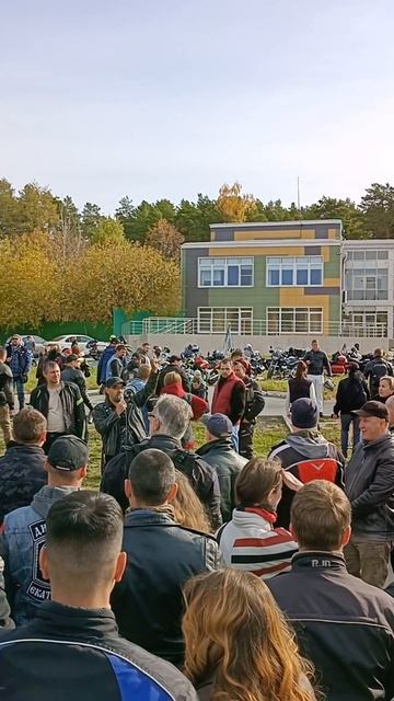 Закрытие мотосезона 2024 Заречный Сбор участников на общее фото и инструктаж перед движением колонны смотреть онлайн