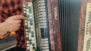 Как всегда, с баяном)) "Растет растет, возле дома калина"Учимся играть!