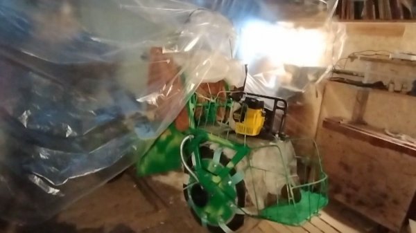 гараж и самодельный одноколёсный снегоход.