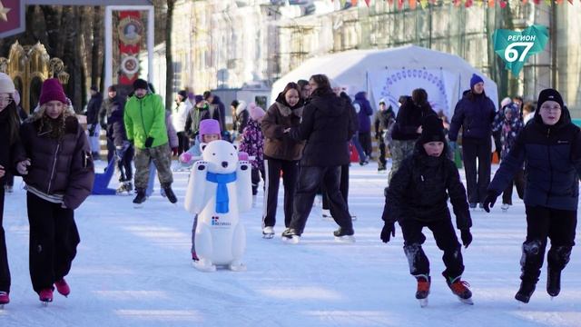 Новый год начинается с льда: традиционный каток на площади Ленина вновь принимает гостей смотреть онлайн