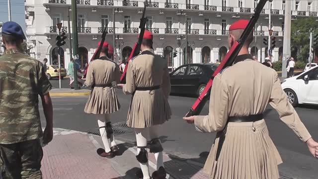 Смена караула в Афинах