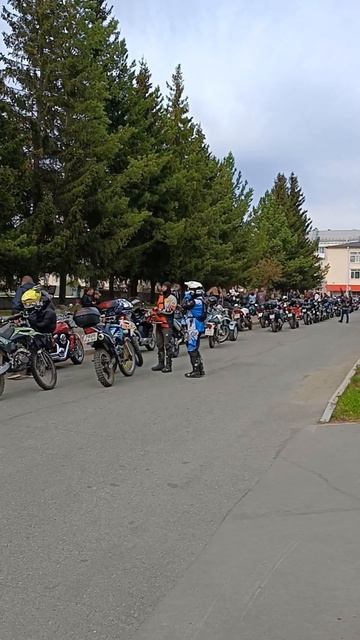 Закрытие мотосезона 2024 Верхняя Салда Дворцовая площадь у дома культуры Кроссачи в кадре. смотреть онлайн