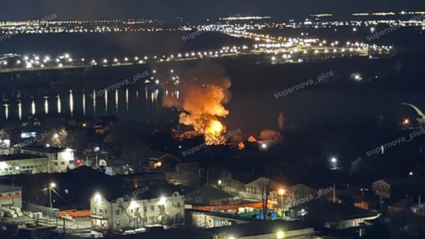 Появились кадры атаки БПЛА на Ростов. Атакованы жилые дома . Новости сегодня. 15.12.2025 смотреть онлайн