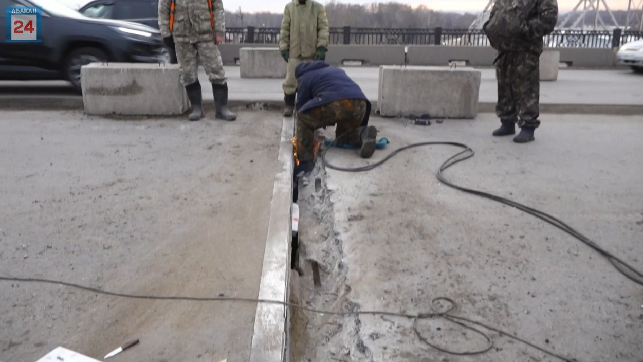 Движение ограничено: на Коммунальном мосту Абакана идёт ремонт деформационного шва смотреть онлайн