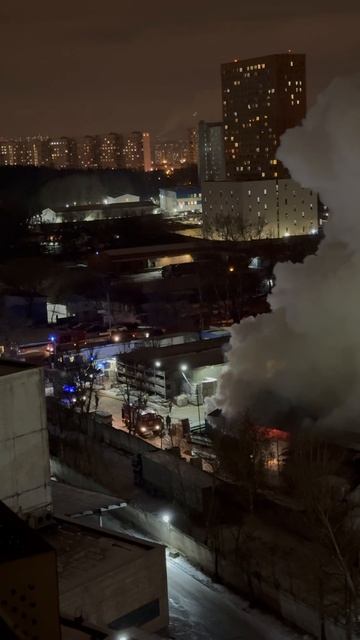 🔥В промзоне на улице Кирпичные выемки загорелся ангар🔥 смотреть онлайн