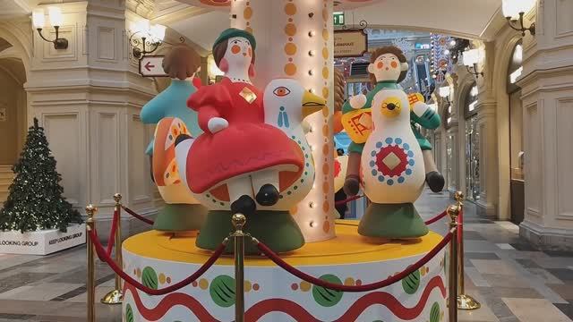 Новогодняя Москва. ГУМ. Карусель в стиле дымковской игрушки. Зима в Москве. Декабрь 2025 смотреть онлайн