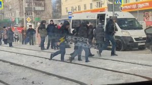 🔴Сейчас в Ульяновске у гарнизонного магазина кого-то жёстко скрутили и увезли в машине.