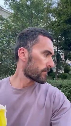 Решил в жару поесть мороженое  ))))