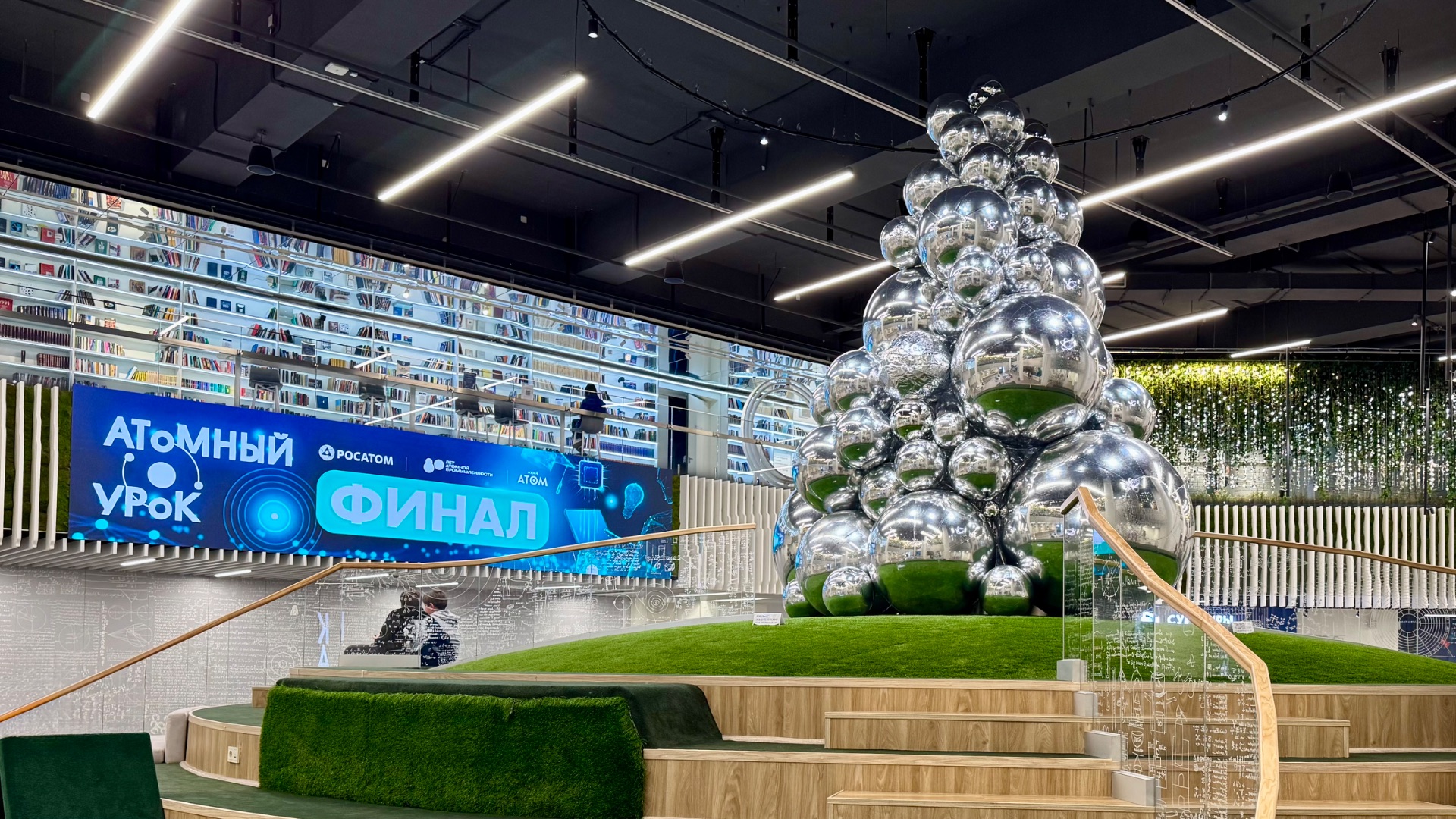 Детская игровая песочница и лаунж зона в музее Атом на ВДНХ смотреть онлайн