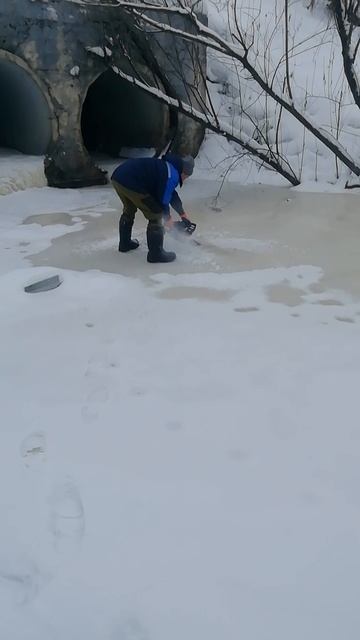 Распиливание льда для рыбалки сачком!!!