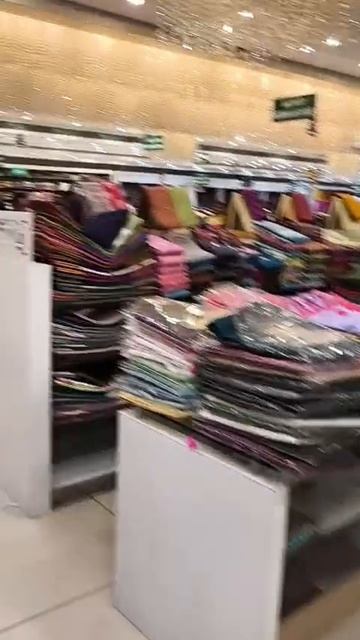 Модный магазин в Индии.Г Пудучерри. Много людей, гармония и веселье